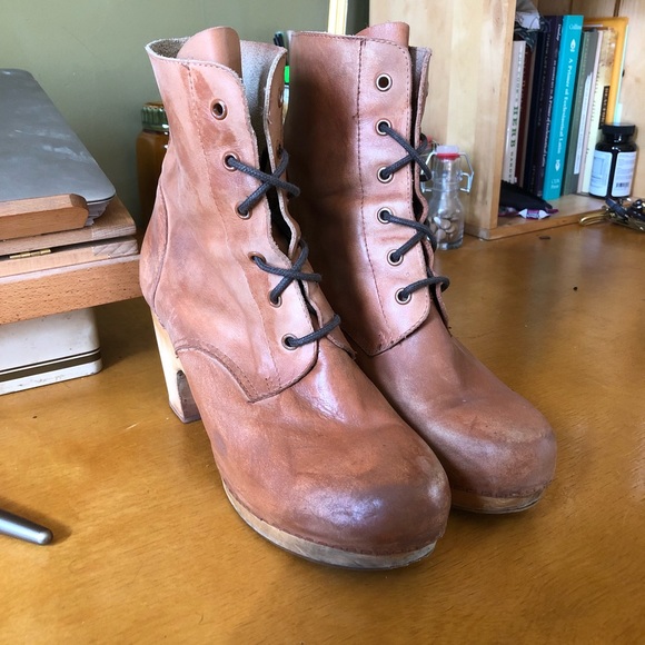 SOLD Woodies Wood Clog Boots Distressed - Picture 2 of 3